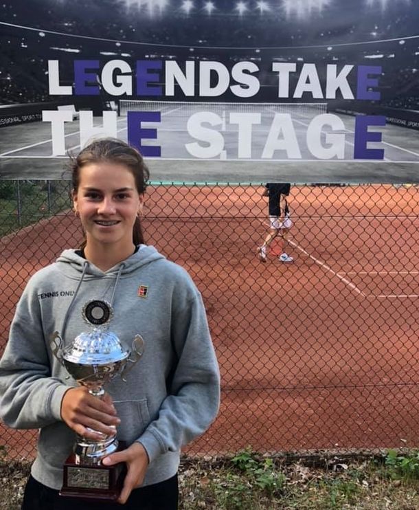  Rose stunt in Bilthoven Open en wint senioren toernooi in dames enkel 2 (DE2) als 14 jarige